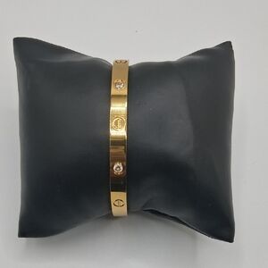 Elegant Gold Bracelet with Crystal Details